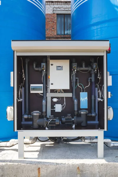 Caja de interruptores de bomba de torre de agua azul con monitor, válvulas y botones — Foto de Stock