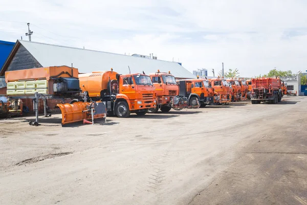 Una gran cantidad de camiones Kamaz naranja se para en el estacionamiento de camiones — Foto de Stock