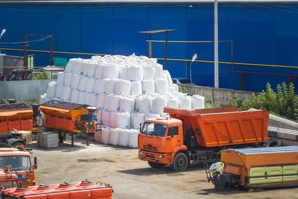 Una gran cantidad de camiones Kamaz naranja se para en el estacionamiento de camiones — Foto de Stock