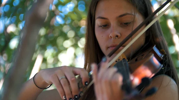 Chica joven tocando el violín vintage en la naturaleza —  Fotos de Stock