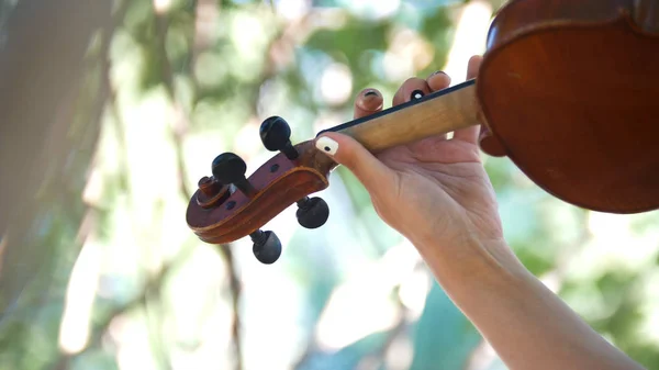 Jovem tocando violino vintage na natureza. Mãos. — Fotografia de Stock