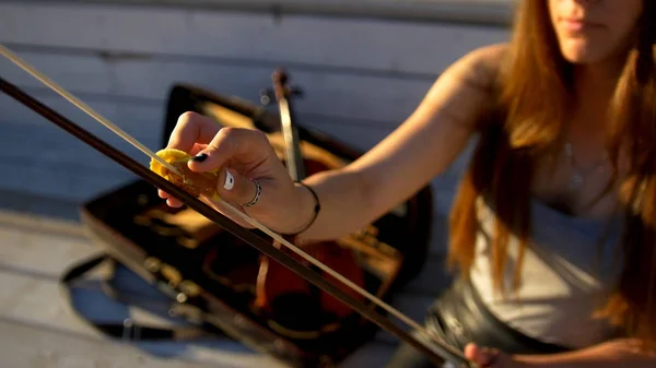 Девушка массирует скрипичный лук силиконовой губкой — стоковое фото