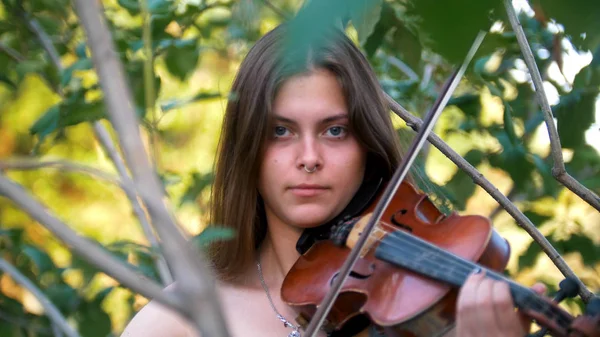Chica joven tocando el violín vintage en la naturaleza —  Fotos de Stock