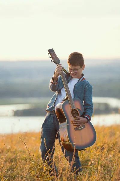 Joven Niño Sonriente Tocando Guitarra Acústica Campo Verano Puesta Del — Foto de Stock