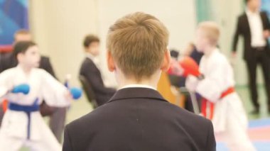 Yargıç ceketli çocuk karate dövüş Muharebesi saatler ve kazanan yüksek sesle bildirmek