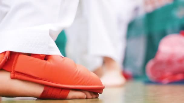 Los pies de un niño de karate durante un estante de lucha — Vídeo de stock