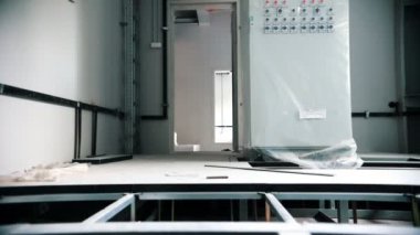 Yükseltilmiş döşeme evde yapım aşamasında panoramik manzaralı. İşte üzerinde arka plan Oluşturucu