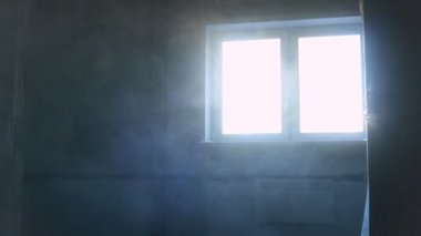 Odaya inşaat sırasında toz. Penceresinden mavi ışık