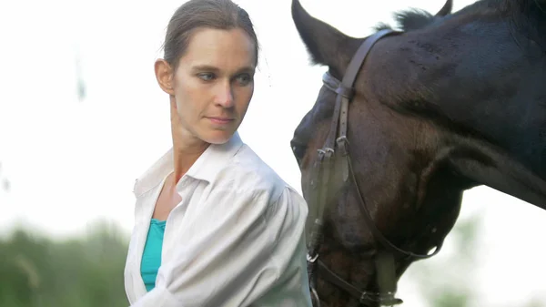 彼女の茶色の馬と若い女性の肖像画 ミディアム ショット — ストック写真