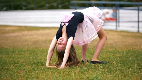 Küçük Jimnastik Kız Parkta Köprü Egzersiz Yapıyor Geniş Çekim — Stok fotoğraf
