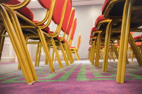 Рядок червоних м'яких стільців в конференц-залі з килимом — стокове фото