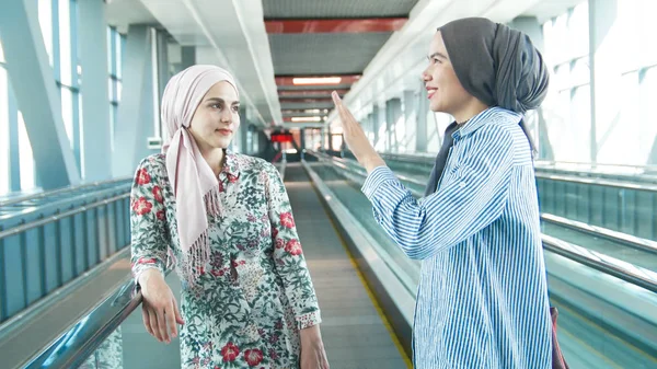 Twee Moslimmeisjes lopen rond de luchthaven — Stockfoto