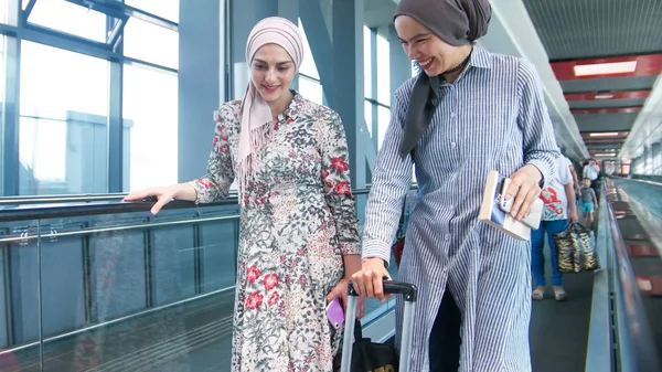 Close-up van twee moslimmeisjes op weg naar de luchthaven — Stockfoto