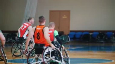 Kazan, Rusya Federasyonu - 21 Eylül 2018 - Engelli oyuncu bir top sepete tekerlekli sandalye basketbol oyun sırasında atar