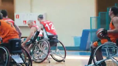 Kazan, Rusya Federasyonu - 21 Eylül 2018 - Engelli oyuncu tekerlekli sandalye basketbol spor salonunda bir oyun sırasında bir top götürür