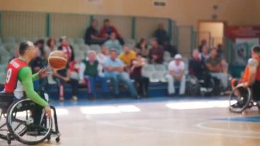 Kazan, Rusya Federasyonu - 21 Eylül 2018 - Engelli oyuncu top götürür ve onun takım arkadaşı için tekerlekli sandalye basketbol oyun sırasında geçer