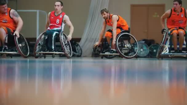 Kazan, Rusia - 21 septiembre 2018 - Personas con discapacidad juegan baloncesto whellchair en el gimnasio — Vídeo de stock