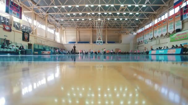 Kazan, Rusland - gehandicapte 21 september 2018 - mensen spelen basketbal en gooien van ballen in de mand — Stockvideo
