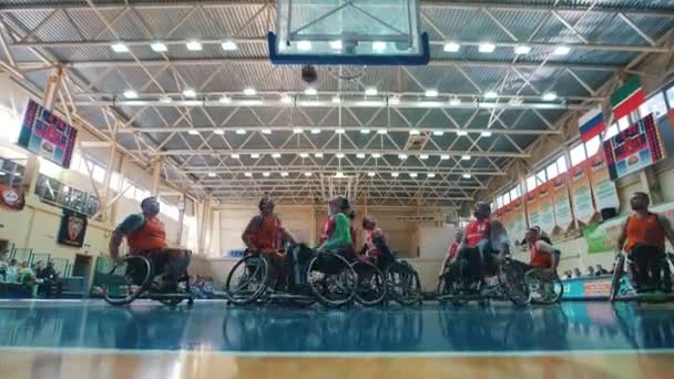 Kazán, Rusia - 21 de septiembre de 2018 - El jugador discapacitado anota una pelota en la canasta durante un partido de baloncesto en silla de ruedas — Vídeo de stock