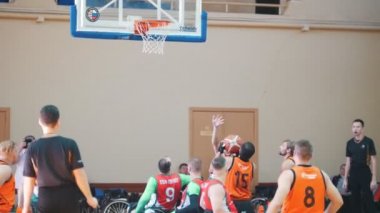 Kazan, Rusya Federasyonu - 21 Eylül 2018 - devre dışı oyuncu atar bir top sepete birkaç girişimlerinden tekerlekli sandalye basketbol oyun sırasında