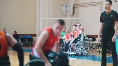 Kazan, Rusya Federasyonu - 21 Eylül 2018 - yedek oyuncular izle oyun onların takım arkadaşları tekerlekli sandalye basketbol oyun sırasında devre dışı
