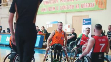 Kazan, Rusya Federasyonu - 21 Eylül 2018 - devre dışı kişi bir pası alıyor ve basketbol oynarken sepet topu atar