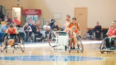 Kazan, Rusya Federasyonu - 21 Eylül 2018 - tekerlekli sandalye için yerden kişi yükselir tekerlekli sandalye basketbol oynarken devre dışı