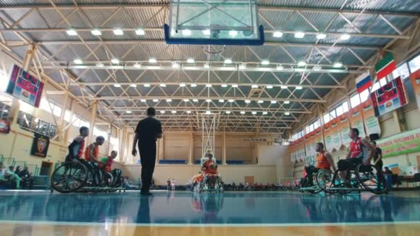 kasan, russland - 21 september 2018 - Behinderter wirft den Ball während des Rollstuhlbasketballspiels frei in den Korb
