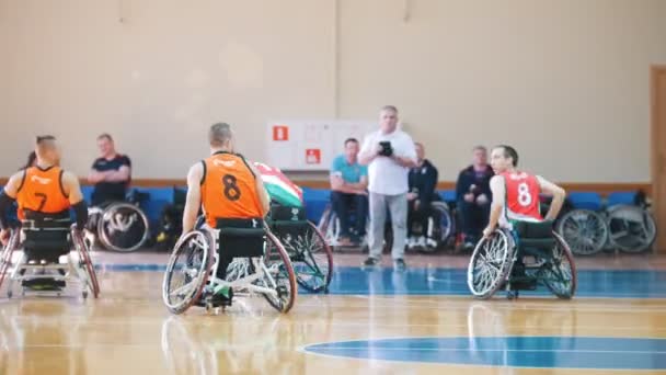 Kazán, Rusia - 21 de septiembre de 2018 - El equipo de discapacitados juega la pelota y marca un gol durante el partido de baloncesto en silla de ruedas — Vídeo de stock
