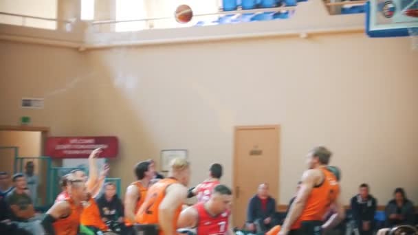 Ein Behinderter Mensch Erzielt Ein Spektakuläres Tor Bei Einem Rollstuhlbasketballspiel — Stockvideo