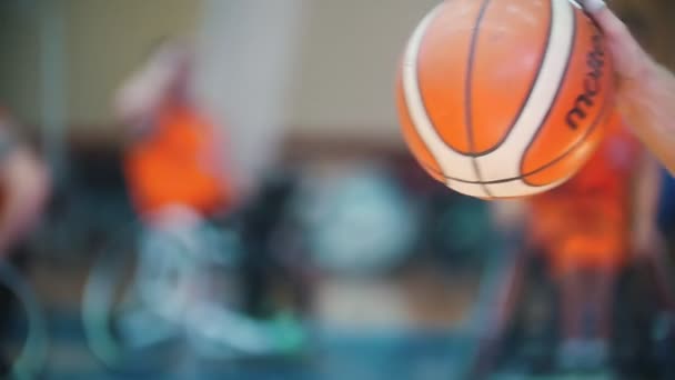 Kazan, Rusland - 21 september 2018 - playerleads een bal tijdens een spel van rolstoelbasketbal uitgeschakeld. Detail schot — Stockvideo