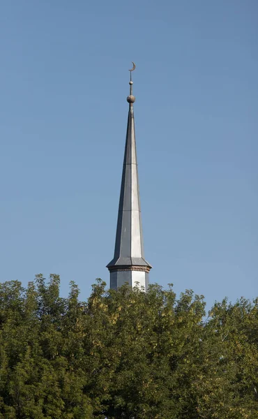 The top part of a mosque, blue sky, green trees — Stock Photo, Image