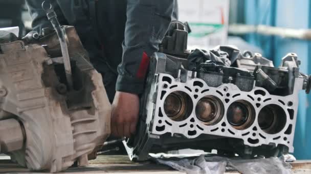 Mechaniker repariert den Ventilblock des Automotors — Stockvideo