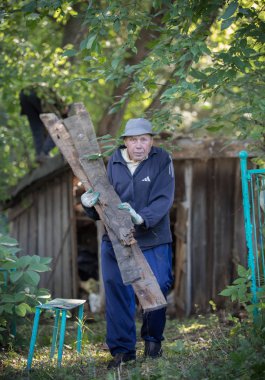 Tataristan, Rusya Federasyonu - 25 Ağustos 2018 - ihtiyar kurulları ormanında tutarak