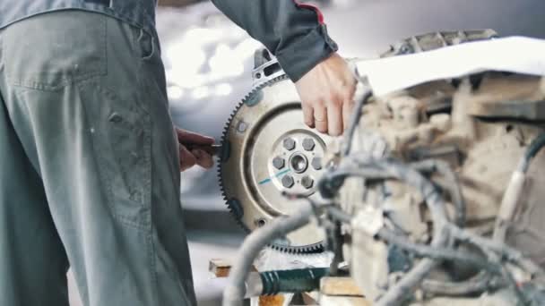 Mecánico prueba la rotación de la caja de cambios del coche — Vídeos de Stock