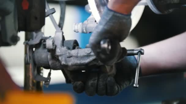 Mechaniker reparieren und verdrehen die Motorventilkomponente des Autos. Detailaufnahme — Stockvideo