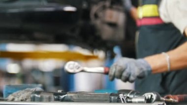 Tamirci araba tamircisi tablo araçları koyar