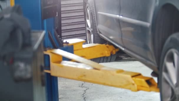 Autolift auf einem speziellen Lift in einer Werkstatt — Stockvideo