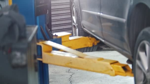 Elevador de coches en un ascensor especial en un taller — Vídeo de stock