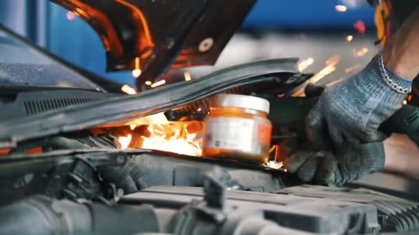 Mechaniker schweißt einen Teil des Autos mit einem Schweißgerät — Stockvideo