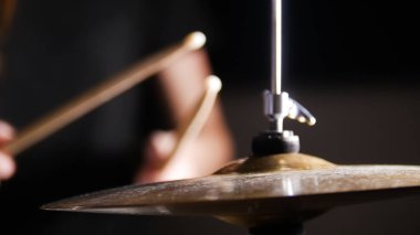 Ellerinde sopaları tutun ve karanlık bir odada zil vurmak