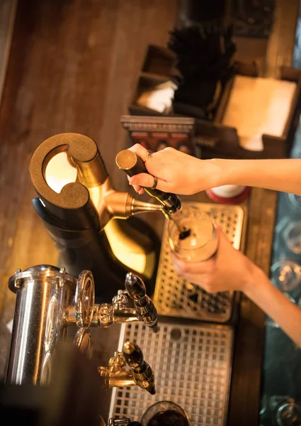 Руки барменів виливають пиво з крана в склянку — стокове фото