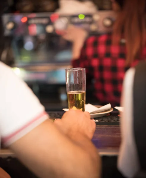 Uma taça de champanhe está na mesa em frente a um homem. — Fotografia de Stock