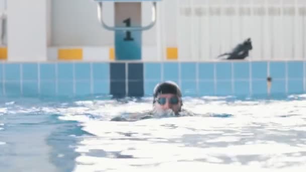 Handikappade mannen simmar i en pool — Stockvideo