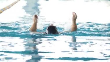 Engelli adam arkasında bir yüzme havuzunda yüzüyor