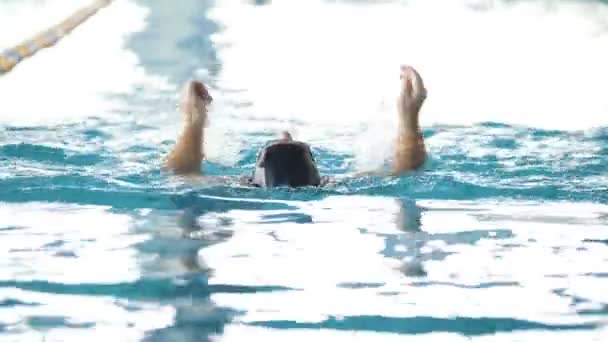 Инвалид плавает на спине в бассейне — стоковое видео