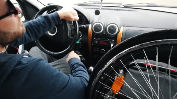 Homem com deficiência dirigindo um carro sozinho — Vídeo de Stock