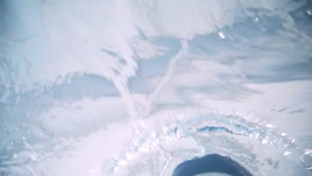 Behinderter schwimmt in einem Schwimmbad. Unterwasserschuss. — Stockvideo