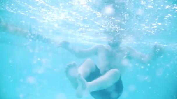 Niepełnosprawny mężczyzna pływa w basenie. Podwodne zdjęcia — Wideo stockowe