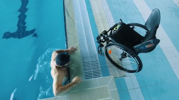 Homem com deficiência sai da piscina — Vídeo de Stock
